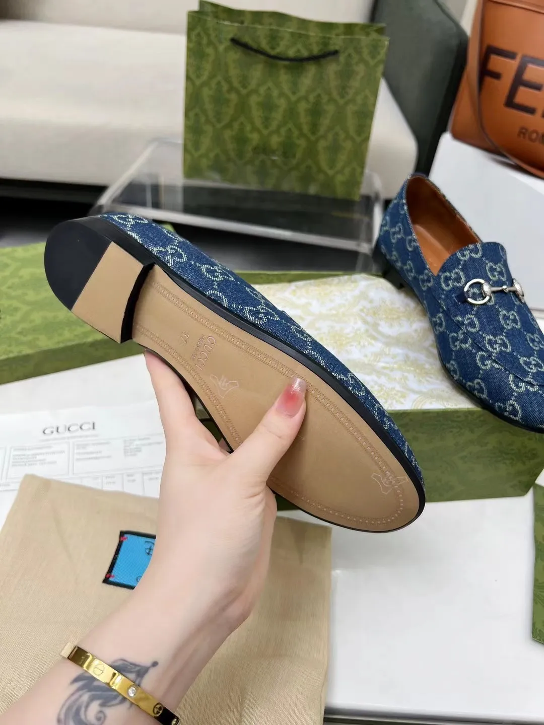 👟👟Ex-factory price 400👟👟 Genuine leather sole +50 Men +20 GUCCI's latest fabric, double G side, electric embroidered large double G, chasing fashion, special matching, worth owning, super comfortable on the feet, generous and decent. Heel height 2Cm. Multiple colors to choose from: sizes 35-42, the picture above is a big seller. Male 38-46